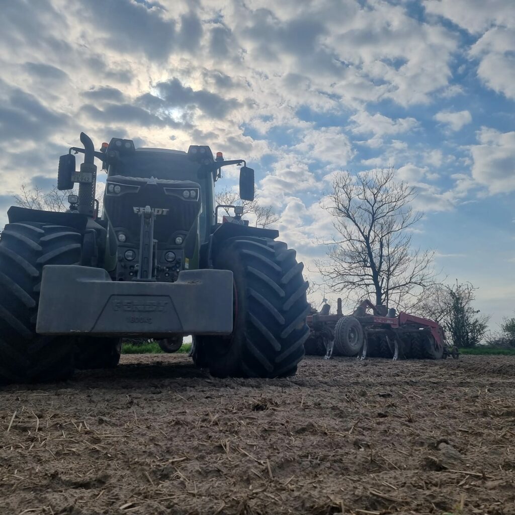 1 Traktor des Landwirtschaftsbetriebs Tremmener Agrarprodukte GmbH